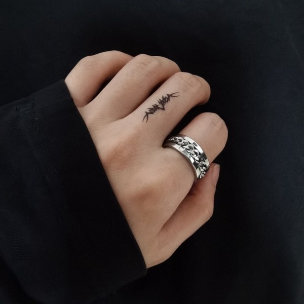 Bague en acier titane 2025 nouveau style éclatant pour les hommes rotation auto-disciplinée anneau alimentaire pour les femmes ne perdent pas de couleur design de niche simple anneau