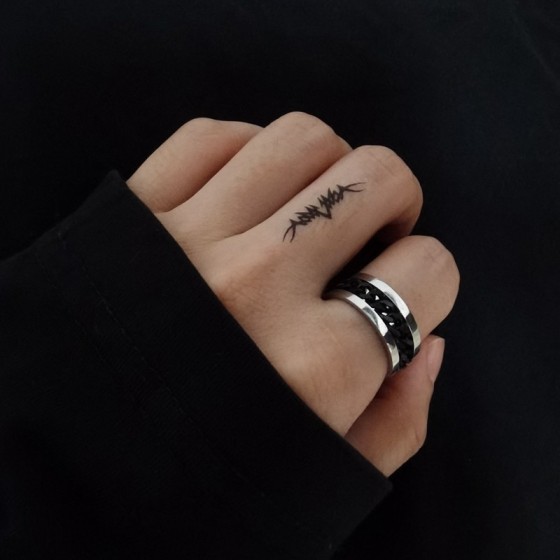 Bague en acier titane 2025 nouveau style éclatant pour les hommes rotation auto-disciplinée anneau alimentaire pour les femmes ne perdent pas de couleur design de niche simple anneau